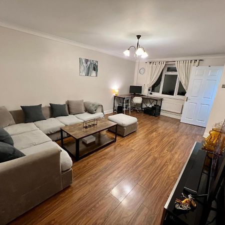 Entire 3 Bedroom End Of Terrace House! Thamesmead  Exterior foto