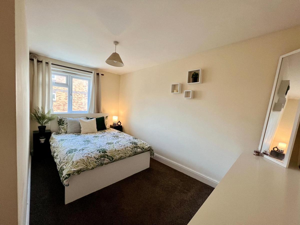 Entire 3 Bedroom End Of Terrace House! Thamesmead  Exterior foto