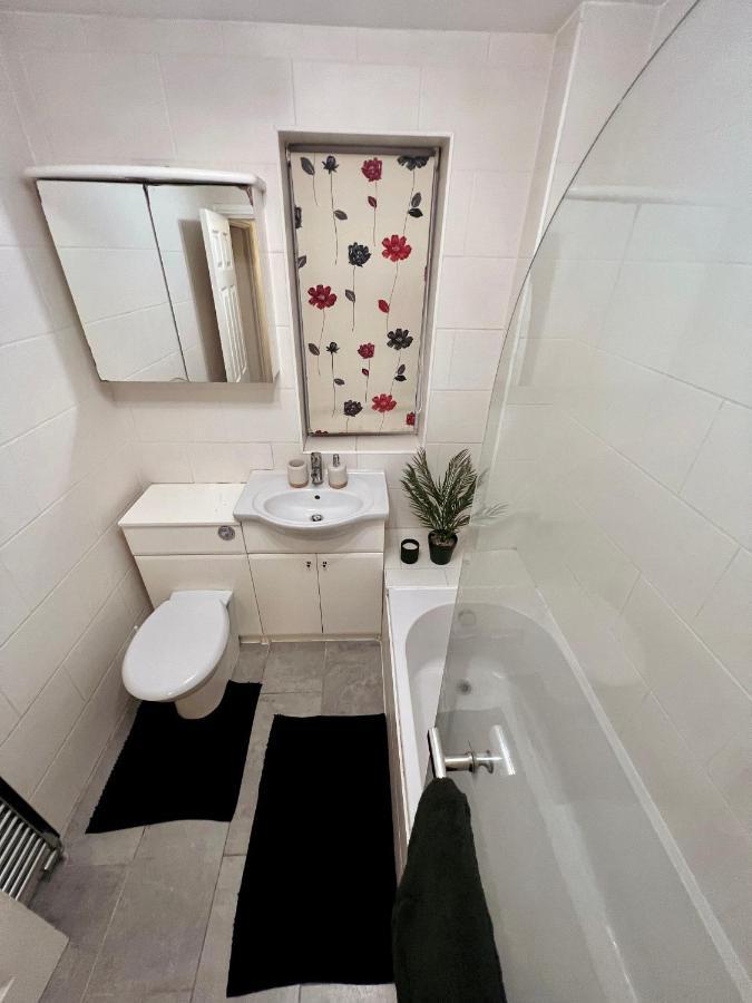 Entire 3 Bedroom End Of Terrace House! Thamesmead  Exterior foto