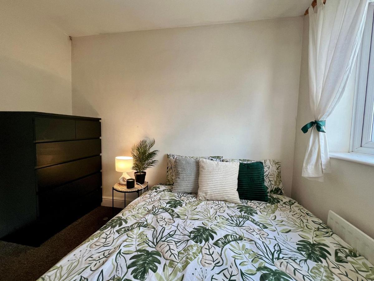 Entire 3 Bedroom End Of Terrace House! Thamesmead  Exterior foto
