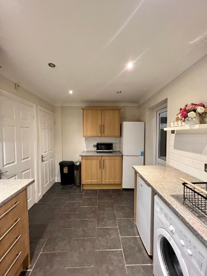 Entire 3 Bedroom End Of Terrace House! Thamesmead  Exterior foto