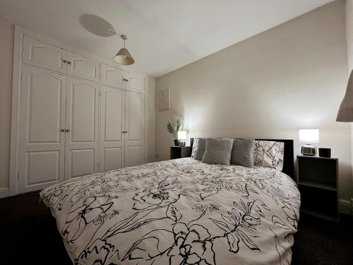 Entire 3 Bedroom End Of Terrace House! Thamesmead  Exterior foto