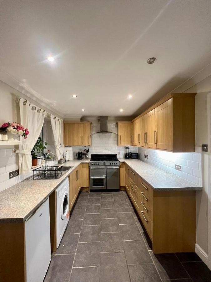 Entire 3 Bedroom End Of Terrace House! Thamesmead  Exterior foto