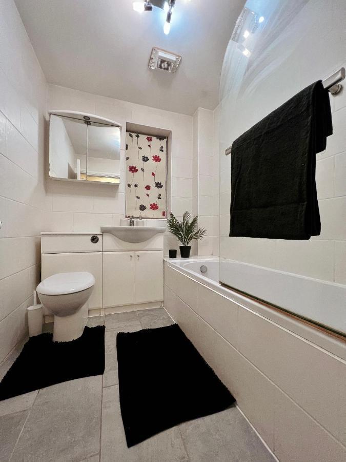 Entire 3 Bedroom End Of Terrace House! Thamesmead  Exterior foto